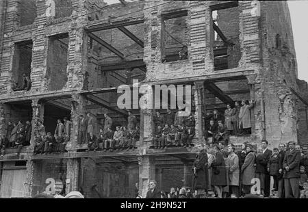 Warszawa, 1948-10-26. Pogrzeb prymasa Polski, kardyna³a, prezbitera Koœcio³a rzymskokatolickiego, legata Stolicy Apostolskiej, Metropolity gnieŸnieñskiego i warszawskiego Augusta Hlonda. Przeniesienie trumbny ze zw³okami z koœcio³a Wniebowziêcia NMP i œw. Józefa Oblubieñca (ul. Krakowskie Przedmieœcie) Do krypty w katedrze œw. Jana Chrzciciela (ul. Œwiêtojañska). NZ. Wirni na trasie przemarszu konduktu pogrzebowego, ul. Krakowskie Przedmieœcie. uu PAP Warschau, 26. Oktober 1948. Die Beerdigung des polnischen Primas, des Kardinals, des päpstlichen Legats, Gniezno und des Warschauer Erzbischofs August Hlond. Der Sarg ist Stockfoto