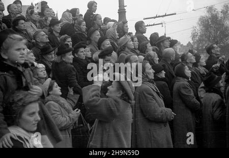 Warszawa, 1948-10-26. Pogrzeb prymasa Polski, kardyna³a, prezbitera Koœcio³a rzymskokatolickiego, legata Stolicy Apostolskiej, Metropolity gnieŸnieñskiego i warszawskiego Augusta Hlonda. Przeniesienie trumbny ze zw³okami z koœcio³a Wniebowziêcia NMP i œw. Józefa Oblubieñca (ul. Krakowskie Przedmieœcie) Do krypty w katedrze œw. Jana Chrzciciela (ul. Œwiêtojañska). NZ. Wierni obserwuj¹ wyjœcie konduktu pogrzebowego z koœcio³a pokemelickiego. uu PAP Warschau, 26. Oktober 1948. Die Beerdigung des polnischen Primas, des Kardinals, des päpstlichen Legats, Gniezno und des Warschauer Erzbischofs August Hlond. Der Sarg ist trans Stockfoto