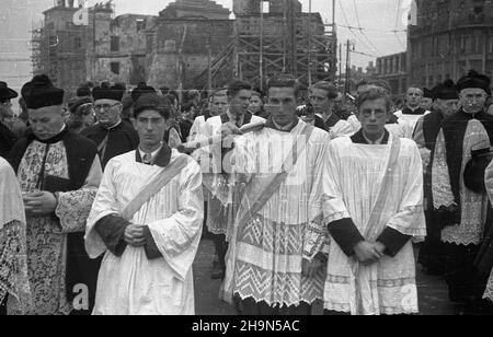 Warszawa, 1948-10-26. Pogrzeb prymasa Polski, kardyna³a, prezbitera Koœcio³a rzymskokatolickiego, legata Stolicy Apostolskiej, Metropolity gnieŸnieñskiego i warszawskiego Augusta Hlonda. Przeniesienie trumbny ze zw³okami z koœcio³a Wniebowziêcia NMP i œw. Józefa Oblubieñca (ul. Krakowskie Przedmieœcie) Do krypty w katedrze œw. Jana Chrzciciela (ul. Œwiêtojañska). NZ. Kondukt pogrzebowy na ul. Miodowej. uu PAP Warschau, 26. Oktober 1948. Die Beerdigung des polnischen Primas, des Kardinals, des päpstlichen Legats, Gniezno und des Warschauer Erzbischofs August Hlond. Der Sarg wird von der Kirche der Himmelfahrt an übergeben Stockfoto