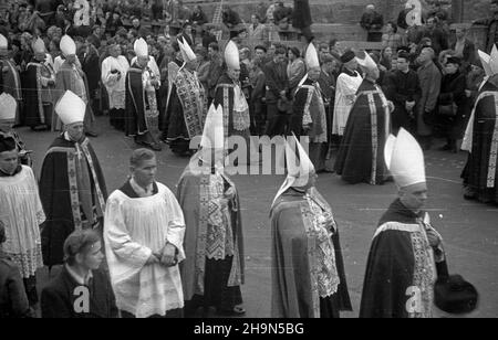 Warszawa, 1948-10-26. Pogrzeb prymasa Polski, kardyna³a, prezbitera Koœcio³a rzymskokatolickiego, legata Stolicy Apostolskiej, Metropolity gnieŸnieñskiego i warszawskiego Augusta Hlonda. Przeniesienie trumbny ze zw³okami z koœcio³a Wniebowziêcia NMP i œw. Józefa Oblubieñca (ul. Krakowskie Przedmieœcie) Do krypty w katedrze œw. Jana Chrzciciela (ul. Œwiêtojañska). NZ. Kondukt pogrzebowy na ul. Miodowej. uu PAP Warschau, 26. Oktober 1948. Die Beerdigung des polnischen Primas, des Kardinals, des päpstlichen Legats, Gniezno und des Warschauer Erzbischofs August Hlond. Der Sarg wird von der Kirche der Himmelfahrt an übergeben Stockfoto