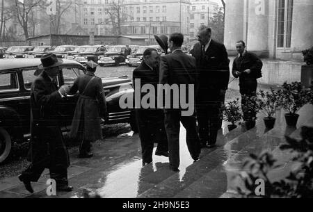 Warszawa, 1948-10-28. Otwarcie jesiennej sesji Sejmu Ustawodawczego. Czterdzieste ósme posiedzenie Sejmu poœwiêcone rz¹dowemu projektowi ustawy o planie gospodarczym w s³u¿bie zdrowia. NZ. Przybycie prezydenta RP Boles³awa Bieruta, prezydenta witaj¹ wicemarsza³kowie Sejmu Roman Zambrowski (3P) i Wac³aw Barcikowski (2P). Prezydentowi towarzyszy szef jego kancelarii cywilnej Kazimierz Mijal (1L). uu PAP Warschau, 28. Oktober 1948. Die Eröffnung der Herbstsitzung des Legislativsejm. Die Sejm-Sitzung von 48th diskutierte einen Regierungsentwurf über den Wirtschaftsplan im Gesundheitswesen. Im Bild: Präsident Stockfoto