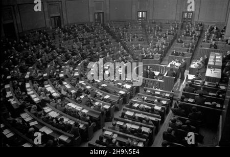 Warszawa, 1948-10-28. Otwarcie jesiennej sesji Sejmu Ustawodawczego. Czterdzieste ósme posiedzenie Sejmu poœwiêcone rz¹dowemu projektowi ustawy o planie gospodarczym w s³u¿bie zdrowia. W otwarciu uczestniczy³ Prezydent RP Boles³aw Bierut (nz. Przemawia). uu PAP Warschau, 28. Oktober 1948. Die Eröffnung der Herbstsitzung des Legislativsejm. Die Sejm-Sitzung von 48th widmete sich dem Regierungsentwurf zum Wirtschaftsplan für das Gesundheitswesen. An der Einweihung nahm der polnische Präsident Boleslaw Bierut Teil (im Bild als Sprecherin). uu PAP Stockfoto