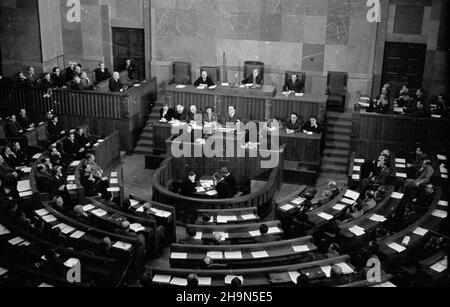 Warszawa, 1948-10-28. Otwarcie jesiennej sesji Sejmu Ustawodawczego. Czterdzieste ósme posiedzenie Sejmu poœwiêcone rz¹dowemu projektowi ustawy o planie gospodarczym w s³u¿bie zdrowia. W otwarciu uczestniczy³ Prezydent RP Boles³aw Bierut (nz. Przemawia). Sesjê poprowadzi³ marsza³ek Sejmu Ustawodawczego W³adys³aw Kowalski. Rz¹d by³ obecny in corpore. uu PAP Warschau, 28. Oktober 1948. Die Eröffnung der Herbstsitzung des Legislativsejm. Die Sejm-Sitzung von 48th widmete sich dem Regierungsentwurf zum Wirtschaftsplan für das Gesundheitswesen. An der Einweihung nahm der polnische Präsident Boleslaw Teil Stockfoto