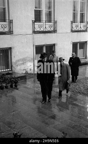 Warszawa, 1948-10-28. Warszawa, 1948-10-28. Otwarcie jesiennej sesji Sejmu Ustawodawczego. Czterdzieste ósme posiedzenie Sejmu poœwiêcone rz¹dowemu projektowi ustawy o planie gospodarczym w s³u¿bie zdrowia. NZ. Przybycie premiera Józefa Cyrankiewicza (1L). uu PAP uu/gr PAP/PAP Warschau, 28. Oktober 1948. Die Eröffnung der Herbstsitzung des Legislativsejm. Die Sejm-Sitzung von 48th diskutierte einen Regierungsentwurf über den Wirtschaftsplan im Gesundheitswesen. Bild: PM Jozef Cyrankiewicz (1st links) kommt an. uu PAP Stockfoto