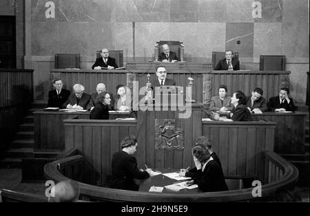 Warszawa, 1948-10-28. Otwarcie jesiennej sesji Sejmu Ustawodawczego. Czterdzieste ósme posiedzenie Sejmu poœwiêcone rz¹dowemu projektowi ustawy o planie gospodarczym w s³u¿bie zdrowia. Sesjê poprowadzi³ marsza³ek Sejmu Ustawodawczego W³adys³aw Kowalski. W otwarciu uczestniczy³ Prezydent RP Boles³aw Bierut (Przemawia). uu PAP Warschau, 28. Oktober 1948. Die Eröffnung der Herbstsitzung des Legislativsejm. Die Sejm-Sitzung von 48th diskutierte einen Regierungsentwurf über den Wirtschaftsplan im Gesundheitswesen. Die Sitzung wurde vom Sprecher des Legislativsejm Wladyslaw Kowalski geleitet. Die Eröffnung wurde besucht Stockfoto