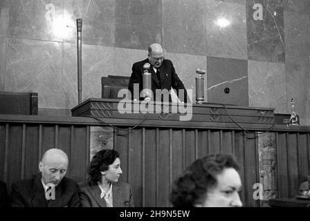 Warszawa, 1948-10-28. Otwarcie jesiennej sesji Sejmu Ustawodawczego. Czterdzieste ósme posiedzenie Sejmu poœwiêcone rz¹dowemu projektowi ustawy o planie gospodarczym w s³u¿bie zdrowia. W otwarciu uczestniczy³ Prezydent RP Boles³aw Bierut. Sesjê poprowadzi³ marsza³ek Sejmu Ustawodawczego W³adys³aw Kowalski (nz.). uu PAP Warschau, 28. Oktober 1948. Die Eröffnung der Herbstsitzung des Legislativsejm. Die Sejm-Sitzung von 48th diskutierte einen Regierungsentwurf über den Wirtschaftsplan im Gesundheitswesen. An der Eröffnung nahm Polens Präsident Boleslaw Bierut Teil. Die Sitzung wurde von Legislative geleitet Stockfoto