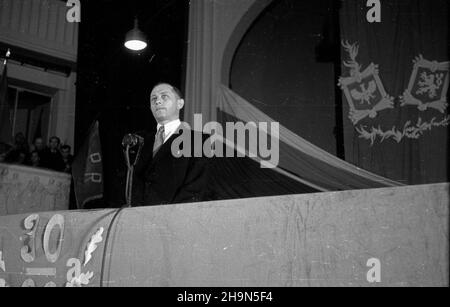 Warszawa, 1948-10-28. Œwiêto Narodowe Republiki Czechos³owackiej w trzydziest¹ rocznicê proklamacji niepodleg³oœci. Uroczysta akademia w sali teatru Roma, zorganizowana przez Komitee S³owiañski w Polsce i Towarzystwo PrzyjaŸni Polsko-Czechos³owackiej. NZ. Przemawia Minister komunikacji Jan Rabanowski, pe³ni¹cy funkcjê prezesa Towarzystwa PrzyjaŸni Polsko-Czechos³owackiej. uu PAP Warschau, 28. Oktober 1948. Nationalfeiertag der Tschechoslowakei am 30th. Jahrestag der Unabhängigkeitserklärung. Eine Zeremonie im Roma-Theater, organisiert vom Slawischen Komitee in Polen und der Poli Stockfoto