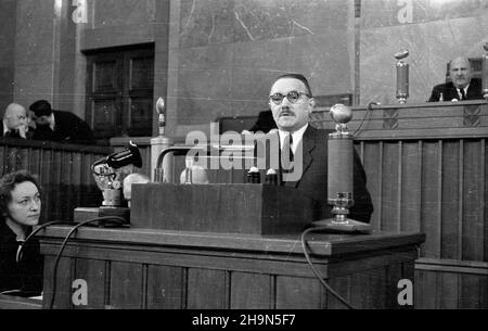 Warszawa, 1948-10-28. Otwarcie jesiennej sesji Sejmu Ustawodawczego. Czterdzieste ósme posiedzenie Sejmu poœwiêcone rz¹dowemu projektowi ustawy o planie gospodarczym w s³u¿bie zdrowia. Sesjê poprowadzi³ marsza³ek Sejmu Ustawodawczego W³adys³aw Kowalski (1P). W otwarciu uczestniczy³ Prezydent RP Boles³aw Bierut (Przemawia). uu PAP Warschau, 28. Oktober 1948. Die Eröffnung der Herbstsitzung des Legislativsejm. Die Sejm-Sitzung von 48th diskutierte einen Regierungsentwurf über den Wirtschaftsplan im Gesundheitswesen. Die Sitzung wurde vom Sprecher des Legislativsejm Wladyslaw Kowalski (1st rechts) geleitet. Die offene Stockfoto