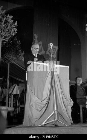 Warszawa, 1948-10-28. Œwiêto Narodowe Republiki Czechos³owackiej w trzydziest¹ rocznicê proklamacji niepodleg³oœci. Uroczysta akademia w sali teatru Roma, zorganizowana przez Komitee S³owiañski w Polsce i Towarzystwo PrzyjaŸni Polsko-Czechos³owackiej. NZ. g³ówny referat podczas akademii wyg³asza wicemarsza³ek Sejmu Ustawodawczego Wac³aw Barcikowski, pe³ni¹cy funkcjê przewodnicz¹cego Komitetu S³owiañskiego. uu PAP Warschau, 28. Oktober 1948. Nationalfeiertag der Tschechoslowakei am 30th. Jahrestag der Unabhängigkeitserklärung. Eine Zeremonie im Roma-Theater, organisiert von den Slawen Stockfoto