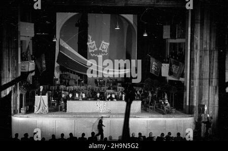 Warszawa, 1948-10-28. Œwiêto Narodowe Republiki Czechos³owackiej w trzydziest¹ rocznicê proklamacji niepodleg³oœci. Uroczysta akademia w sali teatru Roma, zorganizowana przez Komitee S³owiañski w Polsce i Towarzystwo PrzyjaŸni Polsko-Czechos³owackiej. NZ. g³ówny referat podczas akademii wyg³asza wicemarsza³ek Sejmu Ustawodawczego Wac³aw Barcikowski, pe³ni¹cy funkcjê przewodnicz¹cego Komitetu S³owiañskiego. uu PAP Warschau, 28. Oktober 1948. Nationalfeiertag der Tschechoslowakei am 30th. Jahrestag der Unabhängigkeitserklärung. Eine Zeremonie im Roma-Theater, organisiert von den Slawen Stockfoto