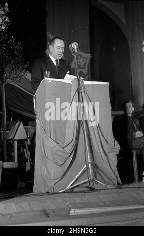 Warszawa, 1948-10-28. Œwiêto Narodowe Republiki Czechos³owackiej w trzydziest¹ rocznicê proklamacji niepodleg³oœci. Uroczysta akademia w sali teatru Roma, zorganizowana przez Komitee S³owiañski w Polsce i Towarzystwo PrzyjaŸni Polsko-Czechos³owackiej. NZ. Przemawia ambasador Czechos³owacji w Polsce Franciszek Pisek. uu PAP Warschau, 28. Oktober 1948. Nationalfeiertag der Tschechoslowakei am 30th. Jahrestag der Unabhängigkeitserklärung. Eine Zeremonie im Roma-Theater, organisiert vom Slawischen Komitee in Polen und der Polnisch-Tschechoslowakischen Freundschaftsgesellschaft. Bild: Tschechoslowakei Stockfoto