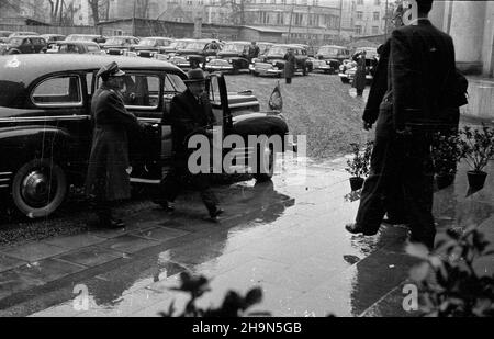 Warszawa, 1948-10-28. Otwarcie jesiennej sesji Sejmu Ustawodawczego. Czterdzieste ósme posiedzenie Sejmu poœwiêcone rz¹dowemu projektowi ustawy o planie gospodarczym w s³u¿bie zdrowia. NZ. Przybycie prezydenta RP Boles³awa Bieruta, prezydenta witaj¹ wicemarsza³kowie Sejmu Roman Zambrowski (1P) i Wac³aw Barcikowski (2P). uu PAP Warschau, 28. Oktober 1948. Die Eröffnung der Herbstsitzung des Legislativsejm. Die Sejm-Sitzung von 48th diskutierte einen Regierungsentwurf über den Wirtschaftsplan im Gesundheitswesen. Im Bild: Präsident Boleslaw Bierut kommt, der Präsident wird von Sejm Deputy Speakers R begrüßt Stockfoto