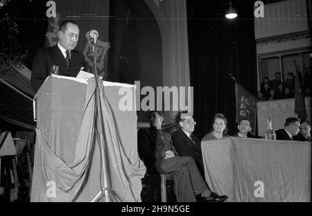 Warszawa, 1948-10-28. Œwiêto Narodowe Republiki Czechos³owackiej w trzydziest¹ rocznicê proklamacji niepodleg³oœci. Uroczysta akademia w sali teatru Roma, zorganizowana przez Komitee S³owiañski w Polsce i Towarzystwo PrzyjaŸni Polsko-Czechos³owackiej. NZ. Przemawia ambasador Czechos³owacji w Polsce Franciszek Pisek. ZA sto³em prezydialnym siedzê, od prawej: minister komunikacji Jan Rabanowski, wicemarsza³ek Sejmu Ustawodawczego Wac³aw Barcikowski, pe³ni¹cy funkcjê przewodnicz¹cego Komitetu S³owiañskiego. uu PAP Warschau, 28. Oktober 1948. Nationalfeiertag der Republik Tschechoslowakei am Stockfoto