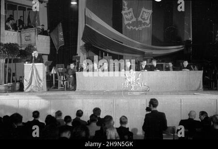 Warszawa, 1948-10-28. Œwiêto Narodowe Republiki Czechos³owackiej w trzydziest¹ rocznicê proklamacji niepodleg³oœci. Uroczysta akademia w sali teatru Roma zorganizowana przez Komitee S³owiañski w Polsce i Towarzystwo PrzyjaŸni Polsko-Czechos³owackiej. NZ. Przemawia wicemarsza³ek Sejmu Ustawodawczego Wac³aw Barcikowski pe³ni¹cy funkcjê przewodnicz¹cego Komitetu S³owiañskiego (wyg³oszenie g³ównego referatu podczas akademii), w prezydium m.in.: ambasador Czechos³owacji w Polsce Franciszek Pisek (5P), Minister komunikacji Jan Rabanowski (5P), wiceminister kultury i sztuki W³odzimierz Sokorski (3P). Stockfoto