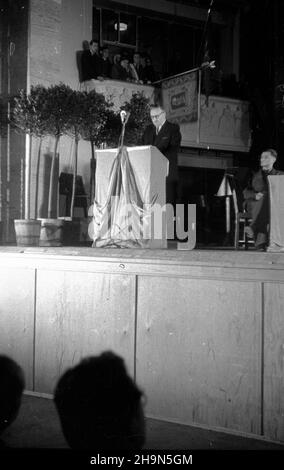 Warszawa, 1948-10-28. Œwiêto Narodowe Republiki Czechos³owackiej w trzydziest¹ rocznicê proklamacji niepodleg³oœci. Uroczysta akademia w sali teatru Roma zorganizowana przez Komitee S³owiañski w Polsce i Towarzystwo PrzyjaŸni Polsko-Czechos³owackiej. NZ. Przemawia wicemarsza³ek Sejmu Ustawodawczego Wac³aw Barcikowski, pe³ni¹cy funkcjê przewodnicz¹cego Komitetu S³owiañskiego (wyg³oszenie g³ównego referatu podczas akademii). uu PAP Warschau, 28. Oktober 1948. Der Nationalfeiertag der Tschechoslowakei am 30th. Jahrestag der Unabhängigkeitserklärung. Die Gala wird im Roma-Theater organisiert Stockfoto