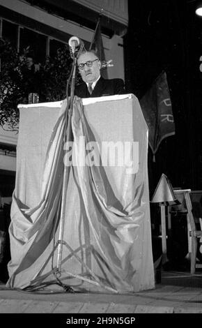 Warszawa, 1948-10-28. Œwiêto Narodowe Republiki Czechos³owackiej w trzydziest¹ rocznicê proklamacji niepodleg³oœci. Uroczysta akademia w sali teatru Roma, zorganizowana przez Komitee S³owiañski w Polsce i Towarzystwo PrzyjaŸni Polsko-Czechos³owackiej. NZ. g³ówny referat podczas akademii wyg³asza wicemarsza³ek Sejmu Ustawodawczego Wac³aw Barcikowski, pe³ni¹cy funkcjê przewodnicz¹cego Komitetu S³owiañskiego. uu PAP Warschau, 28. Oktober 1948. Nationalfeiertag der Tschechoslowakei am 30th. Jahrestag der Unabhängigkeitserklärung. Eine Zeremonie im Roma-Theater, organisiert von den Slawen Stockfoto