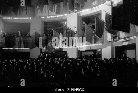 Warszawa, 1948-10-28. Œwiêto Narodowe Republiki Czechos³owackiej w trzydziest¹ rocznicê proklamacji niepodleg³oœci. Uroczysta akademia w sali teatru Roma zorganizowana przez Komitee S³owiañski w Polsce i Towarzystwo PrzyjaŸni Polsko-Czechos³owackiej. uu PAP Warschau, 28. Oktober 1948. Der Nationalfeiertag der Tschechoslowakei am 30th. Jahrestag der Unabhängigkeitserklärung. Die Galazeremonie, die vom Slawischen Komitee in Polen und der Polnisch-Tschechoslowakischen Freundschaftsvereinigung im Roma-Theater organisiert wurde. uu PAP Stockfoto