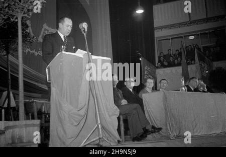 Warszawa, 1948-10-28. Œwiêto Narodowe Republiki Czechos³owackiej w trzydziest¹ rocznicê proklamacji niepodleg³oœci. Uroczysta akademia w sali teatru Roma zorganizowana przez Komitee S³owiañski w Polsce i Towarzystwo PrzyjaŸni Polsko-Czechos³owackiej. NZ. Przemawia ambasador Czechos³owacji w Polsce Franciszek Pisek, w prezydium akademii m.in.: Minister komunikacji Jan Rabanowski (1P), wicemarsza³ek Sejmu Ustawodawczego Wac³aw Barcikowski (2P), pe³ni¹cy funkcjê przewodnicz¹cego Komitetu S³owiañskiego. uu PAP Warschau, 28. Oktober 1948. Der Nationalfeiertag der Tschechoslowakei am 30th. Jahrestag Stockfoto