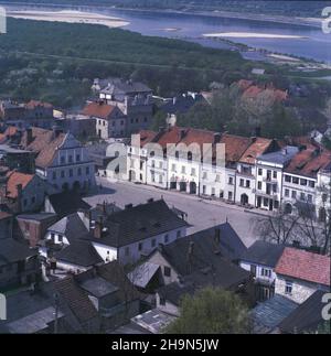 Kazimierz Dolny 05,1984. Widok na rynek z Góry Trzech Krzy¿y. Js PAP/Wojciech Kryñski Dok³adny dzieñ wydarzenia nieustalony. Kazimierz Dolny Mai 1984. Der Marktplatz von den drei Kreuzen aus gesehen Mont. Js PAP/Wojciech Krynski Veranstaltungsdatum unbekannt. Stockfoto