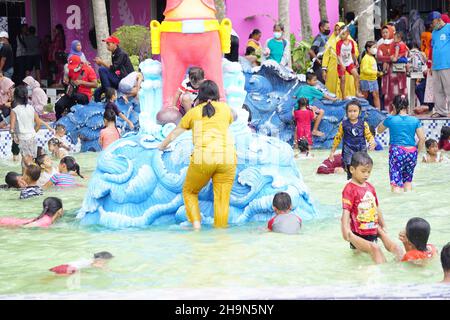 Einige Leute machen Urlaub auf Dunia Candy (Süßigkeitenwelt) in Wates, Kediri Stockfoto