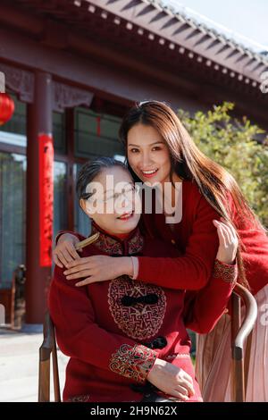 Junge Frauen putzen ihre Haare für Mütter Stockfoto