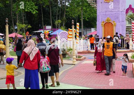 Einige Leute machen Urlaub auf Dunia Candy (Süßigkeitenwelt) in Wates, Kediri Stockfoto