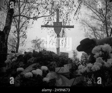 Warszawa, 1948-11-01. Dzieñ Wszystkich Œwiêtych. Cmentarz Wojskowy na Pow¹zkach. uu PAP Warschau, 1. November 1948. Der Allerheiligen-Tag. Der Powazki Military Cemetery. bk PAP Stockfoto