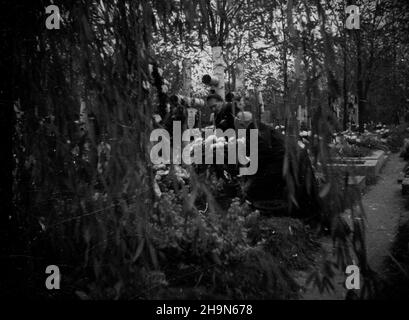 Warszawa, 1948-11-01. Dzieñ Wszystkich Œwiêtych. Cmentarz Wojskowy na Pow¹zkach. uu PAP Warschau, 1. November 1948. Der Allerheiligen-Tag. Der Powazki Military Cemetery. bk PAP Stockfoto