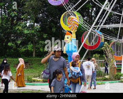 Einige Leute machen Urlaub auf Dunia Candy (Süßigkeitenwelt) in Wates, Kediri Stockfoto