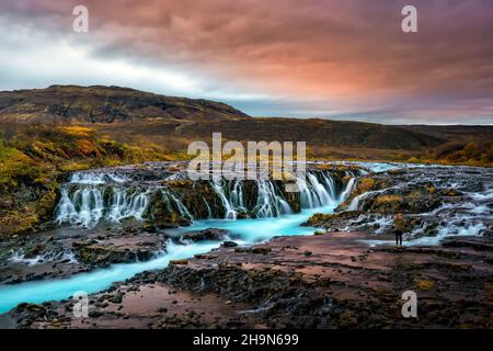 Sonnenuntergang mit einzigartigem Wasserfall - Bruarfoss in Island Stockfoto