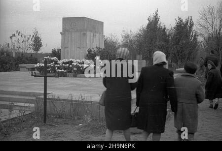 Warszawa, 1948-11-01. Dzieñ Wszystkich Œwiêtych. Cmentarz Wojskowy na Pow¹zkach. NZ. Grobowiec gen. broni Karola Œwierczewskiego (pseudonim Walter) autorstwa artysty Jana Œlusarczyka. uu PAP Warschau, 1. November 1948. Allerheiligen. Militärfriedhof Powazki. Im Bild: Das Grab von Brig.-Gen. Karol Swierczewski (Pseudonym Walter) gestaltet von Jan Slusarczyk. uu PAP Stockfoto