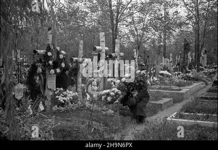 Warszawa, 1948-11-01. Dzieñ Wszystkich Œwiêtych. Cmentarz Wojskowy na Pow¹zkach. NZ. groby ¿o³nierzy Armii Krajowej, poleg³ych w Powstaniu Warszawskim podczas II wojny œwiatowej. uu PAP Warschau, 1. November 1948. Allerheiligen. Militärfriedhof in Powazki. Im Bild: Gräber von Soldaten der Heimatarmee, die während des Zweiten Weltkriegs im Warschauer Aufstand getötet wurden. uu PAP Stockfoto