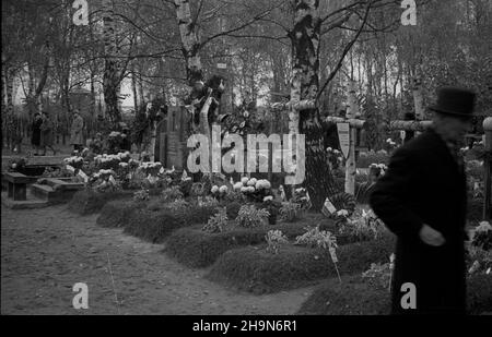 Warszawa, 1948-11-01. Dzieñ Wszystkich Œwiêtych. Cmentarz Wojskowy na Pow¹zkach. NZ. groby ¿o³nierzy Armii Krajowej, poleg³ych w Powstaniu Warszawskim podczas II wojny œwiatowej. uu PAP Warschau, 1. November 1948. Allerheiligen. Militärfriedhof in Powazki. Im Bild: Gräber von Soldaten der Heimatarmee, die während des Zweiten Weltkriegs im Warschauer Aufstand getötet wurden. uu PAP Stockfoto