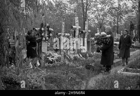 Warszawa, 1948-11-01. Dzieñ Wszystkich Œwiêtych. Cmentarz Wojskowy na Pow¹zkach. NZ. groby ¿o³nierzy Armii Krajowej, poleg³ych w Powstaniu Warszawskim podczas II wojny œwiatowej. uu PAP Warschau, 1. November 1948. Allerheiligen. Militärfriedhof in Powazki. Im Bild: Gräber von Soldaten der Heimatarmee, die während des Zweiten Weltkriegs im Warschauer Aufstand getötet wurden. uu PAP Stockfoto