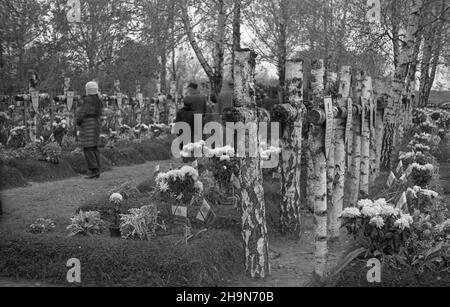 Warszawa, 1948-11-01. Dzieñ Wszystkich Œwiêtych. Cmentarz Wojskowy na Pow¹zkach. NZ. groby ¿o³nierzy Armii Krajowej, poleg³ych w Powstaniu Warszawskim podczas II wojny œwiatowej. uu PAP Warschau, 1. November 1948. Allerheiligen. Militärfriedhof in Powazki. Im Bild: Gräber von Soldaten der Heimatarmee, die während des Zweiten Weltkriegs im Warschauer Aufstand getötet wurden. uu PAP Stockfoto