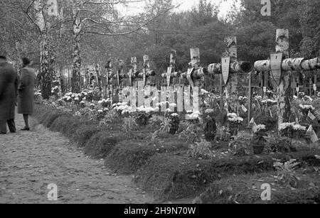 Warszawa, 1948-11-01. Dzieñ Wszystkich Œwiêtych. Cmentarz Wojskowy na Pow¹zkach. NZ. groby ¿o³nierzy Armii Krajowej, poleg³ych w Powstaniu Warszawskim podczas II wojny œwiatowej. uu PAP Warschau, 1. November 1948. Allerheiligen. Militärfriedhof in Powazki. Im Bild: Gräber von Soldaten der Heimatarmee, die während des Zweiten Weltkriegs im Warschauer Aufstand getötet wurden. uu PAP Stockfoto