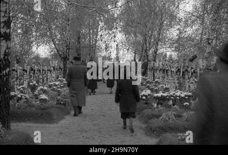 Warszawa, 1948-11-01. Dzieñ Wszystkich Œwiêtych. Cmentarz Wojskowy na Pow¹zkach. NZ. groby ¿o³nierzy Armii Krajowej, poleg³ych w Powstaniu Warszawskim podczas II wojny œwiatowej. uu PAP Warschau, 1. November 1948. Allerheiligen. Militärfriedhof in Powazki. Im Bild: Gräber von Soldaten der Heimatarmee, die während des Zweiten Weltkriegs im Warschauer Aufstand getötet wurden. uu PAP Stockfoto