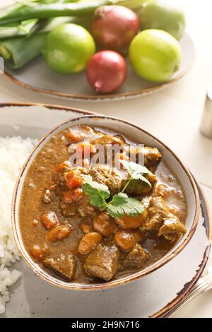 Teller mit leckerem Rindfleischcriny auf dem Tisch, Nahaufnahme Stockfoto