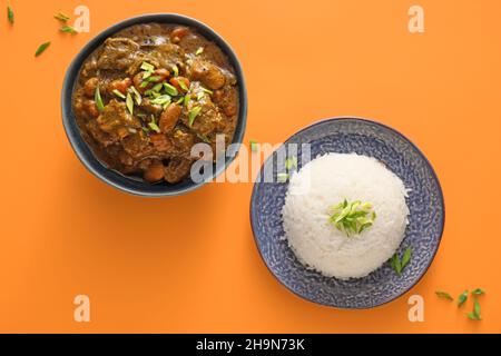 Leckeres Rindfleisch-Fleisch-und Reis auf farbigem Hintergrund Stockfoto