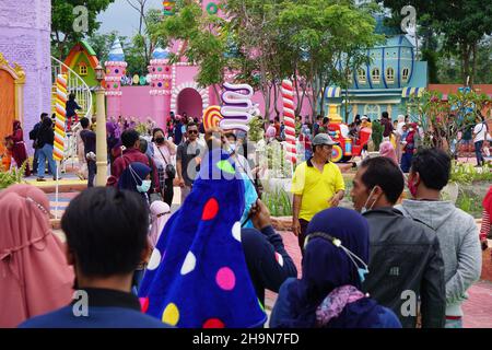 Einige Leute machen Urlaub auf Dunia Candy (Süßigkeitenwelt) in Wates, Kediri Stockfoto