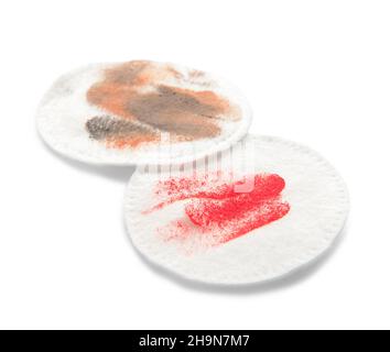 Schmutzige Wattepads nach dem Entfernen von Make-up auf weißem Hintergrund Stockfoto