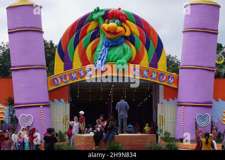 Einige Leute machen Urlaub auf Dunia Candy (Süßigkeitenwelt) in Wates, Kediri Stockfoto