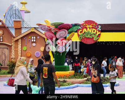 Einige Leute machen Urlaub auf Dunia Candy (Süßigkeitenwelt) in Wates, Kediri Stockfoto