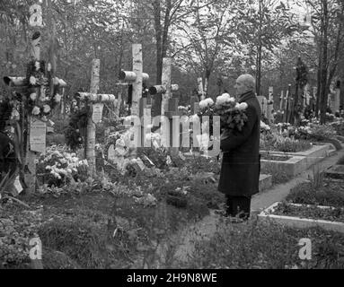 Warszawa, 1948-11-01. Dzieñ Wszystkich Œwiêtych. Cmentarz Wojskowy na Pow¹zkach. NZ. groby ¿o³nierzy Armii Krajowej, poleg³ych w Powstaniu Warszawskim podczas II wojny œwiatowej. uu PAP Warschau, 1. November 1948. Allerheiligen. Militärfriedhof Powazki. Im Bild: Gräber von Soldaten der Heimatarmee, die während des Zweiten Weltkriegs im Warschauer Aufstand getötet wurden. Uu PAP Stockfoto