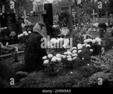 Warszawa, 1948-11-01. Dzieñ Wszystkich Œwiêtych. Cmentarz Wojskowy na Pow¹zkach. uu PAP Warschau, 1. November 1948. Allerheiligen. Der Powazki Military Cemetery. bk PAP Stockfoto