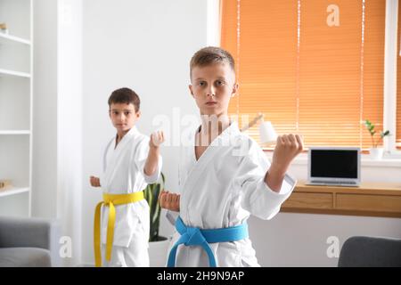 Kleine Jungen üben Karate zu Hause Stockfoto