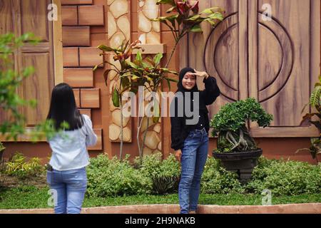 Einige Leute machen Urlaub auf Dunia Candy (Süßigkeitenwelt) in Wates, Kediri Stockfoto