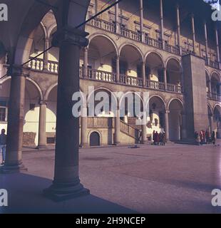 Kraków 02,1984. Renesansowe kruu¿ganki okalaj¹ce dziedziniec zamku królewskiego na Wawelu. js PAP/Jerzy Ochoñski Dok³adny dzieñ wydarzenia nieustalony. Krakau, Polen, Februar 1984. Der Renaissance-Innenhof aus dem 16th. Jahrhundert im Wawel-Königsschloss auf dem Wawel-Hügel in Krakau.PAP/JERZY OCHONSKI Stockfoto