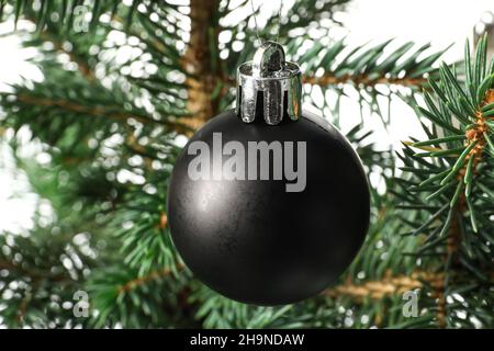 Weihnachtsbaum mit schöner Kugel isoliert auf weißem Hintergrund, Nahaufnahme Stockfoto