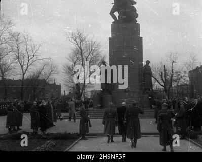 Warszawa, 1948-11-06. Obchody XXXI rocznicy wybuchu Rewolucji PaŸdziernikowej. NZ. sk³adanie wieñców pod Pomnikiem Braterstwa Broni przy ul. Targowej. bk PAP Warschau, 6. November 1948. Feierlichkeiten zum 31st. Jahrestag des Ausbruchs der Oktoberrevolution. Im Bild: Kranzniederlegung am Denkmal der Bruderschaft der Waffen in der Targowa Straße. bk PAP Stockfoto